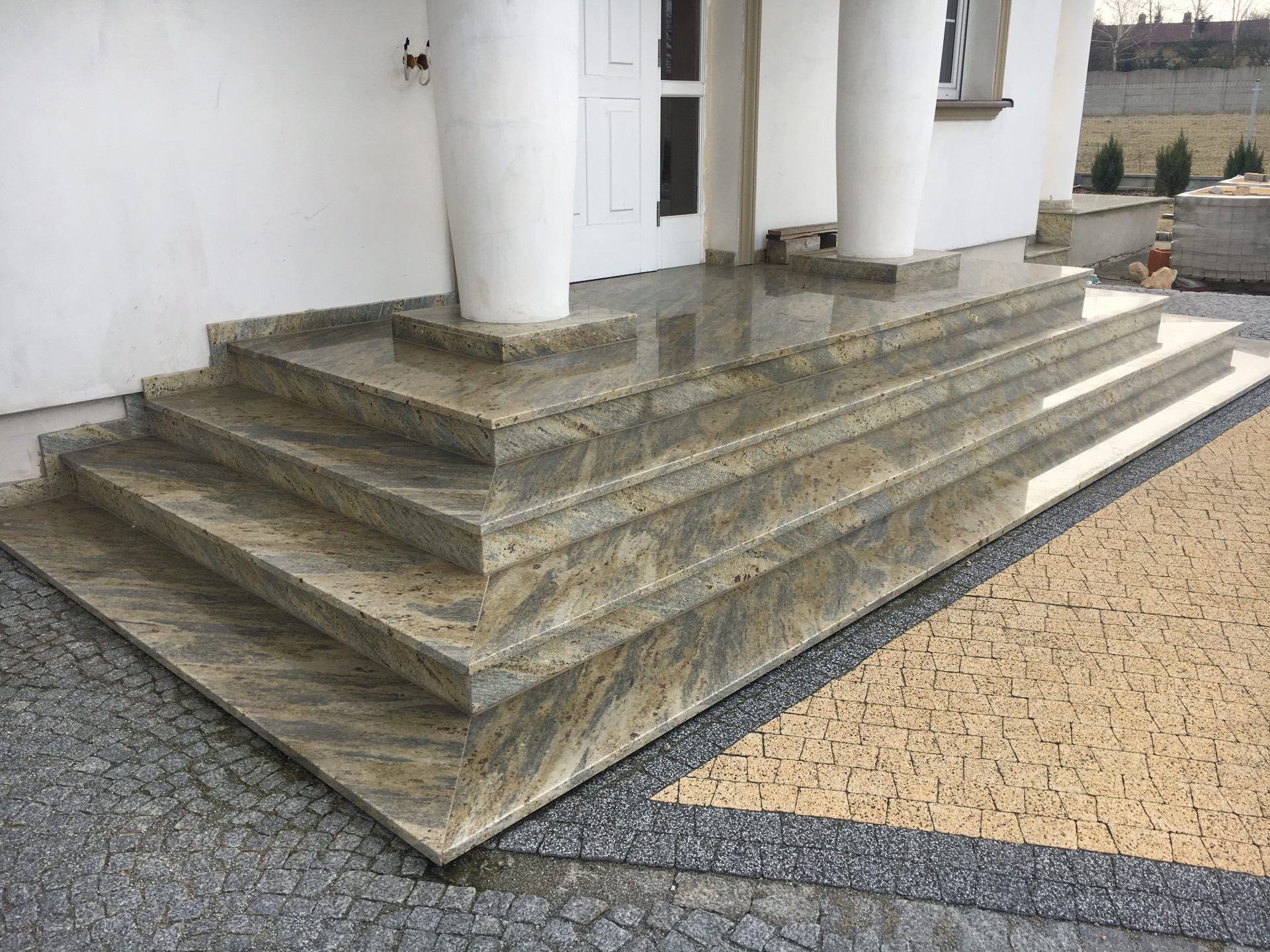 Wady i zalety schodów z kamienia naturalnego